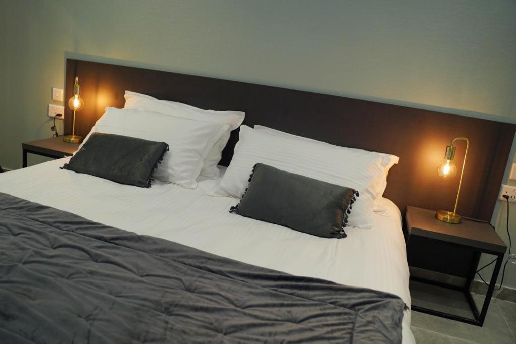 Postel nebo postele na pokoji v ubytování Guest House Capital Inn