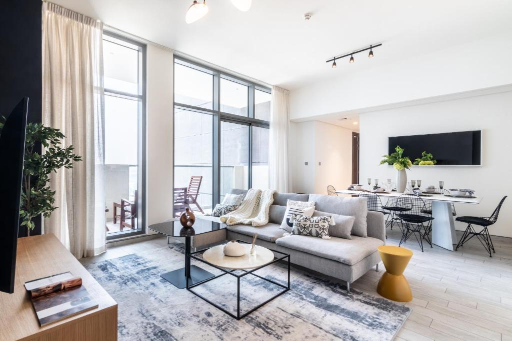 Hotel EDEN'S Homes & Villas - Atria Residences, a living room with a couch and a table at EDEN'S Homes & Villas - Atria Residences in Dubai
