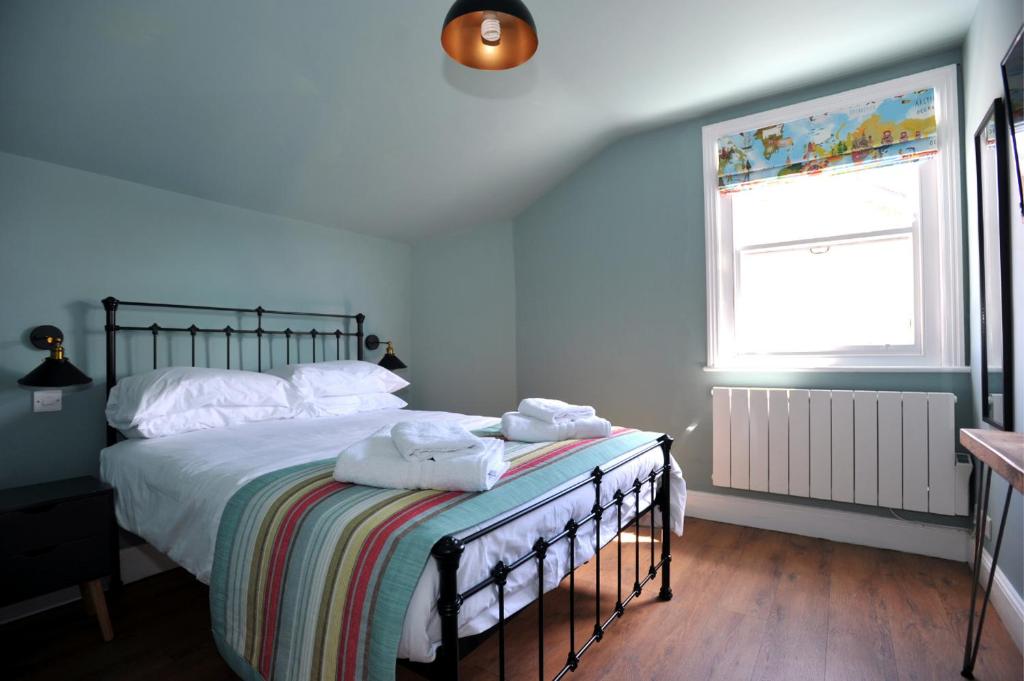 
A bed or beds in a room at Beechurst Serviced Apartments
