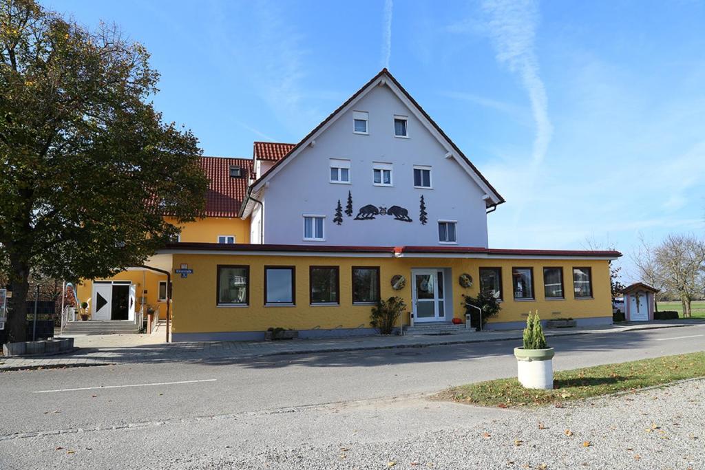 a large yellow and white building with a yellow at Zu Müllers Winkelhausen in Langenmosen