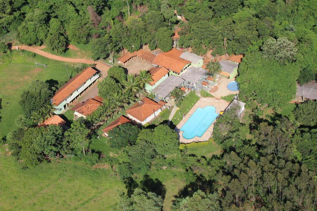 an aerial view of a house with a blue pond at Pousada Vale do Sol in Altônia