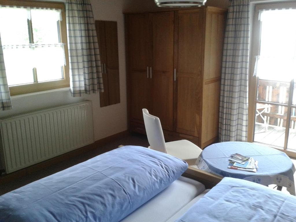 Postel nebo postele na pokoji v ubytování Gästehaus Attenhauser
