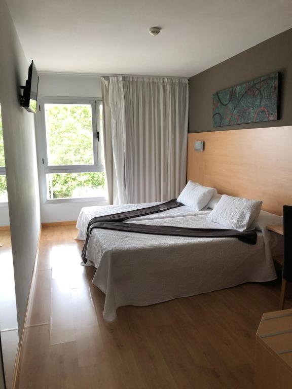 Ένα ή περισσότερα κρεβάτια σε δωμάτιο στο Hotel Villa de los Arcos