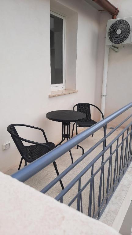 - Balcón con 2 sillas y mesa en Casa vacanze Titi', en Trapani