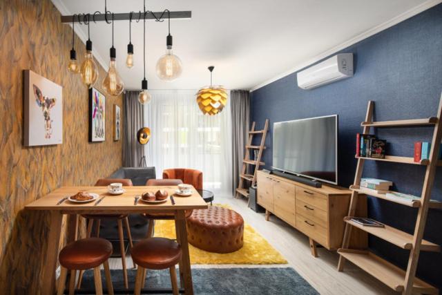 ブダペストにあるVision Apartments Budapestのテーブルとテレビのあるリビングルーム