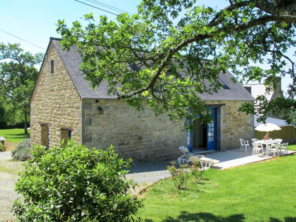 ein Bild eines Cottage aus Stein mit einer Terrasse in der Unterkunft Holiday Home Gîte des Perdrix - PZB100 by Interhome in Plouzélambre