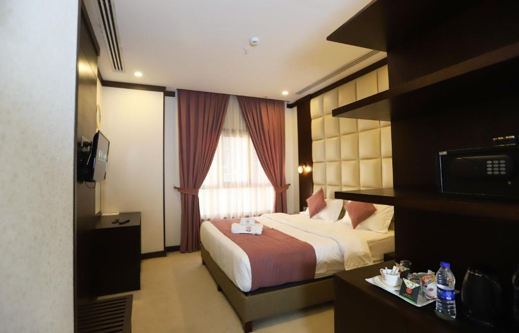 Säng eller sängar i ett rum på Paris Plaza Hotel