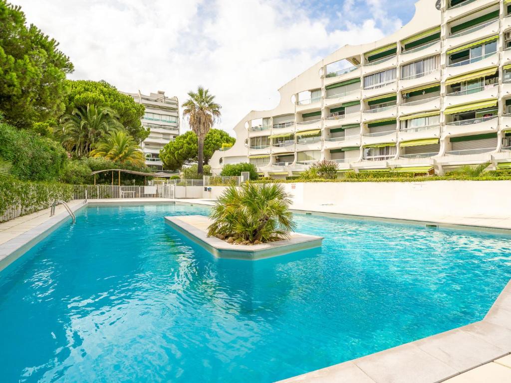 una piscina frente a un edificio en Apartment Fleurie I by Interhome, en La Grande-Motte