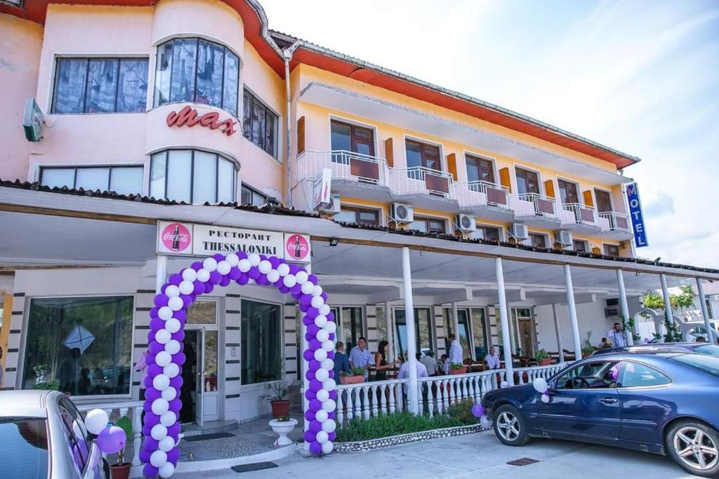 桑丹斯基的住宿－Motel Thessaloniki，前面有紫色拱门的建筑