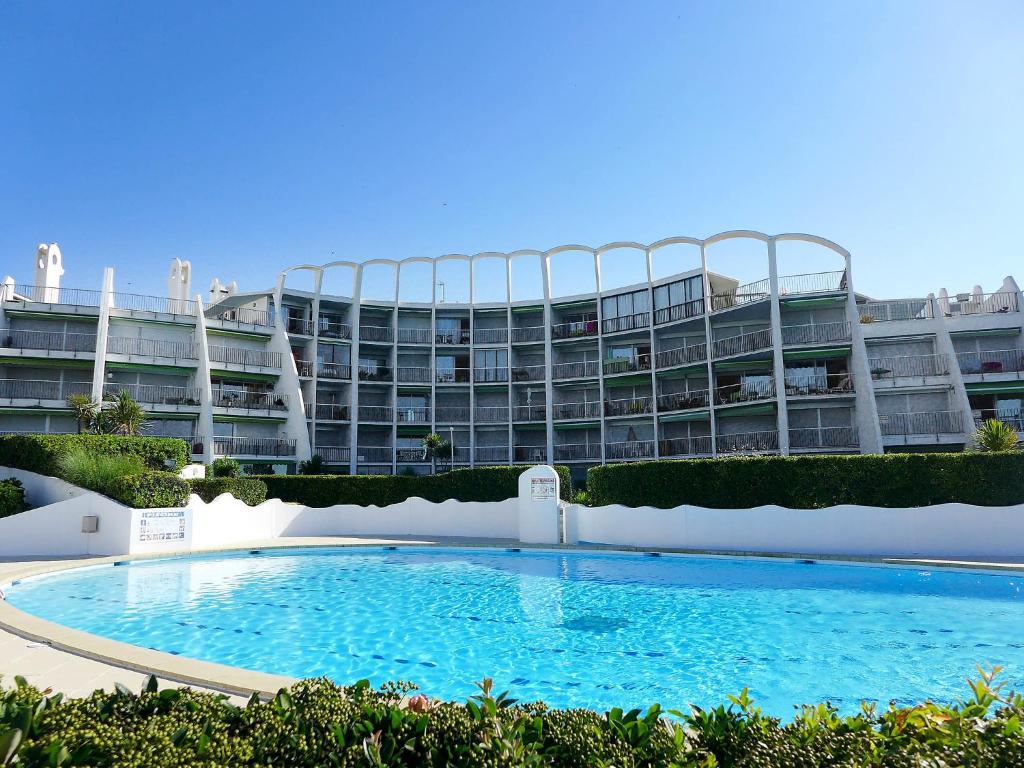 un gran edificio con una gran piscina frente a él en Apartment Les Belles Plages-5 by Interhome, en La Grande-Motte