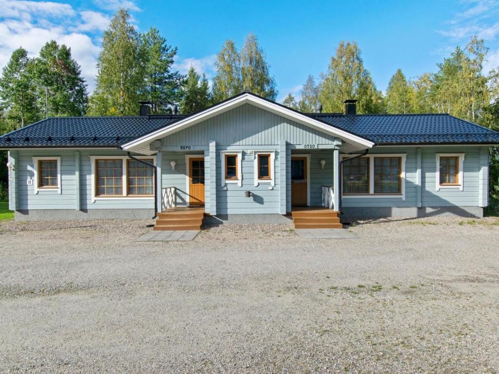 LahdenperäにあるHoliday Home Repo by Interhomeの小さな青い家