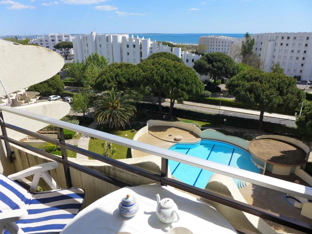 Elle offre une vue sur un balcon doté d'une piscine. dans l'établissement Apartment Paradis du Soleil-4 by Interhome, à La Grande Motte