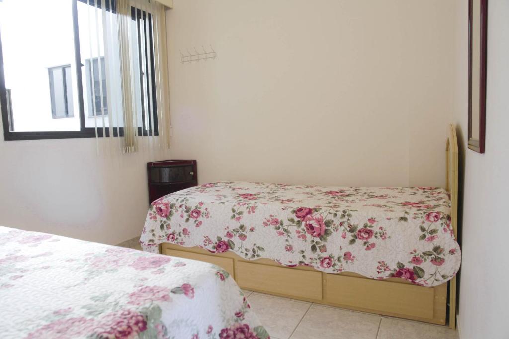 A bed or beds in a room at Ótimo apartamento na Praia dos Castelhanos com Wi-Fi