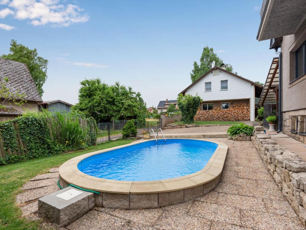 una piscina en el patio de una casa en Holiday Home Penzion Jindřiška by Interhome, en Tatobity