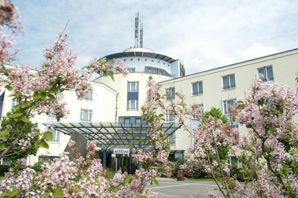 a building with a antenna on top of it at Hotel Meerane in Meerane