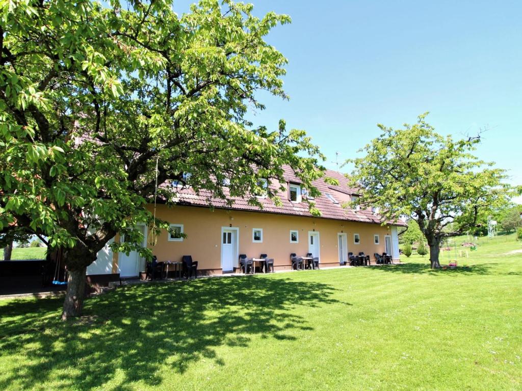 Ogród w obiekcie Apartment Rabyně-2 by Interhome