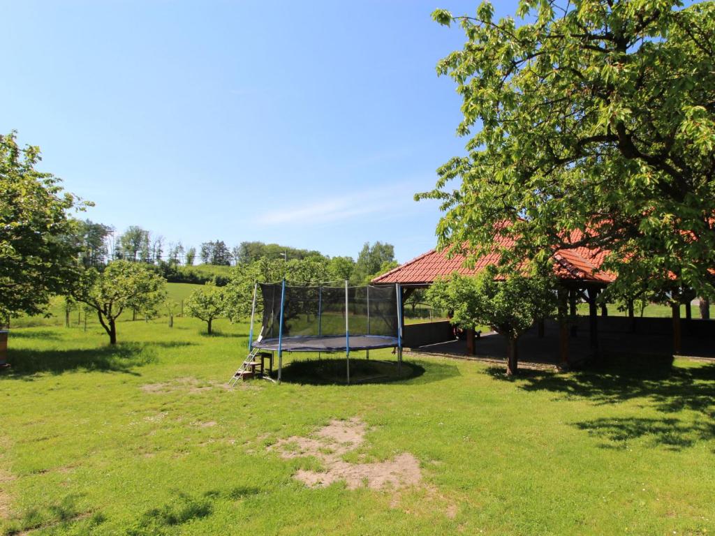 park z huśtawką i pawilonem w obiekcie Apartment Rabyně-2 by Interhome w mieście Rabyně
