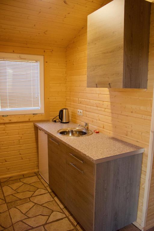 Kuchyň nebo kuchyňský kout v ubytování Finca Idoize Camping Hotel