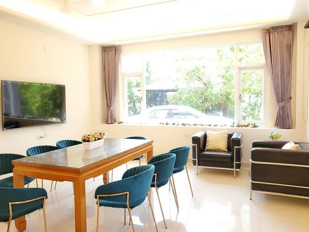 TV a/nebo společenská místnost v ubytování Long Forest Homestay