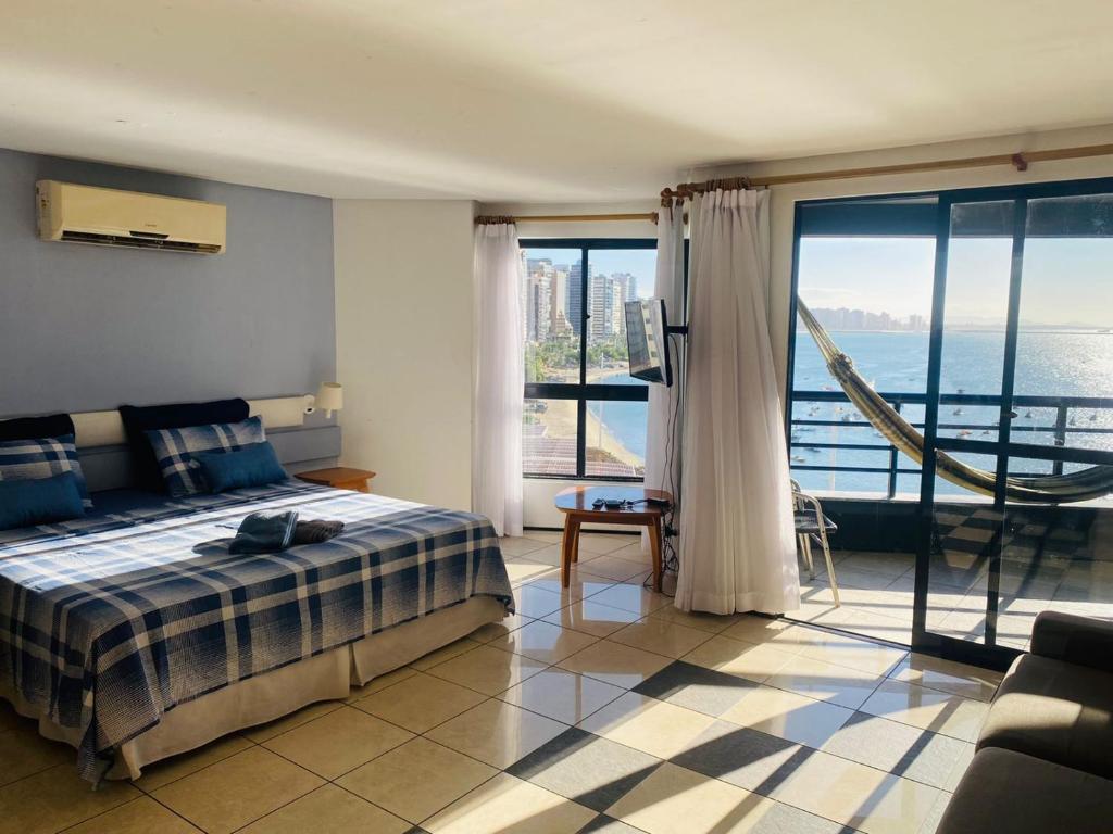 um quarto com uma cama e vista para o oceano em Vista do Mucuripe em Fortaleza