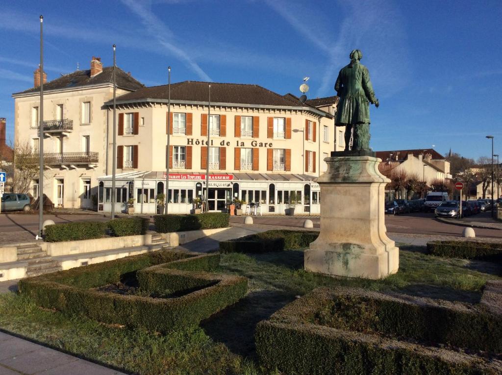 Eine Statue eines Mannes vor einem Gebäude in der Unterkunft Hôtel restaurant les Templiers in Montbard