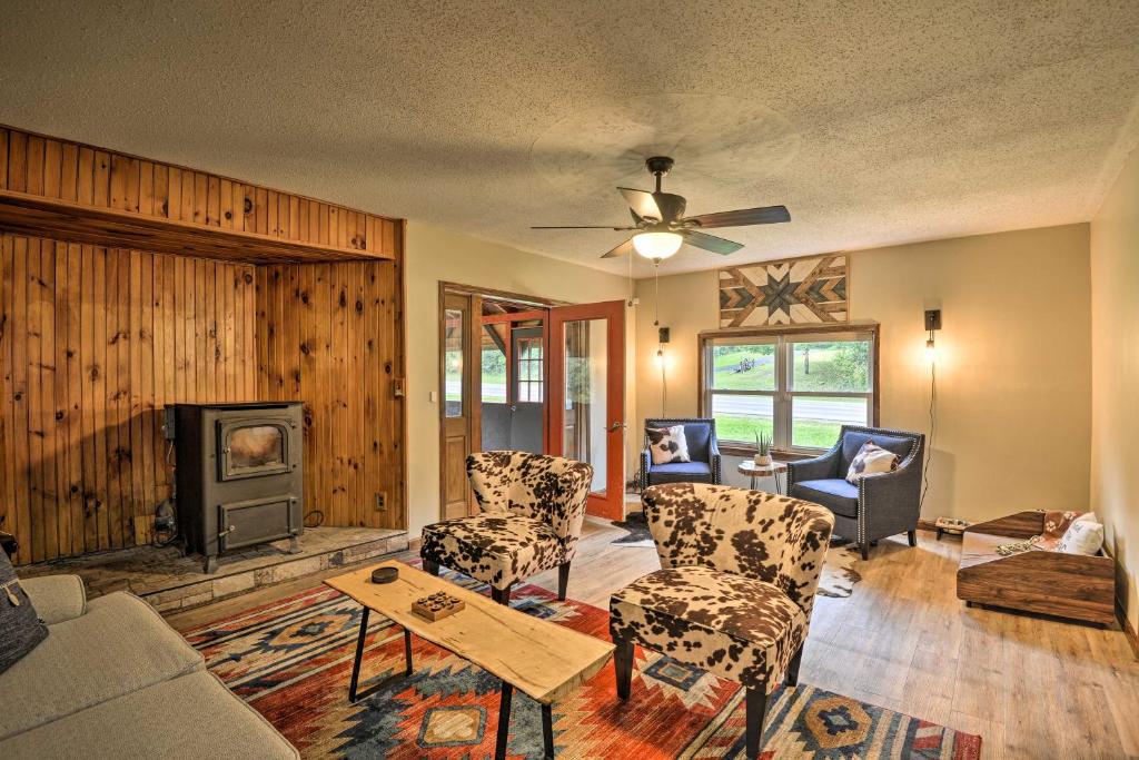 een woonkamer met een bank en stoelen en een open haard bij Altmar Family Home with Rivers and Trails Nearby! in Pulaski
