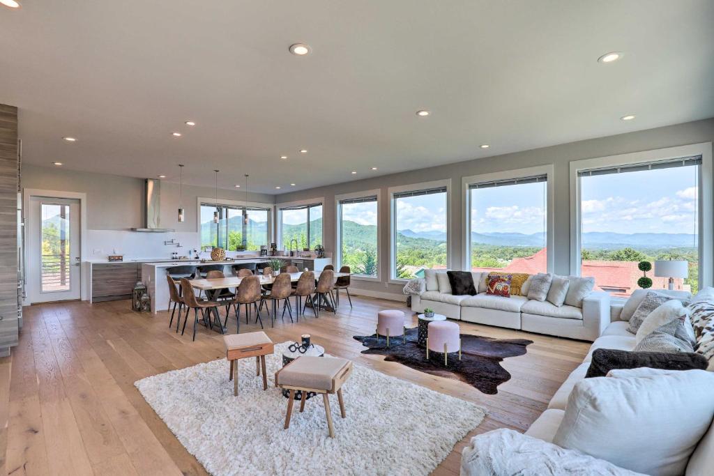 Χώρος καθιστικού στο Luxe Asheville Home with Stunning Mountain Views!