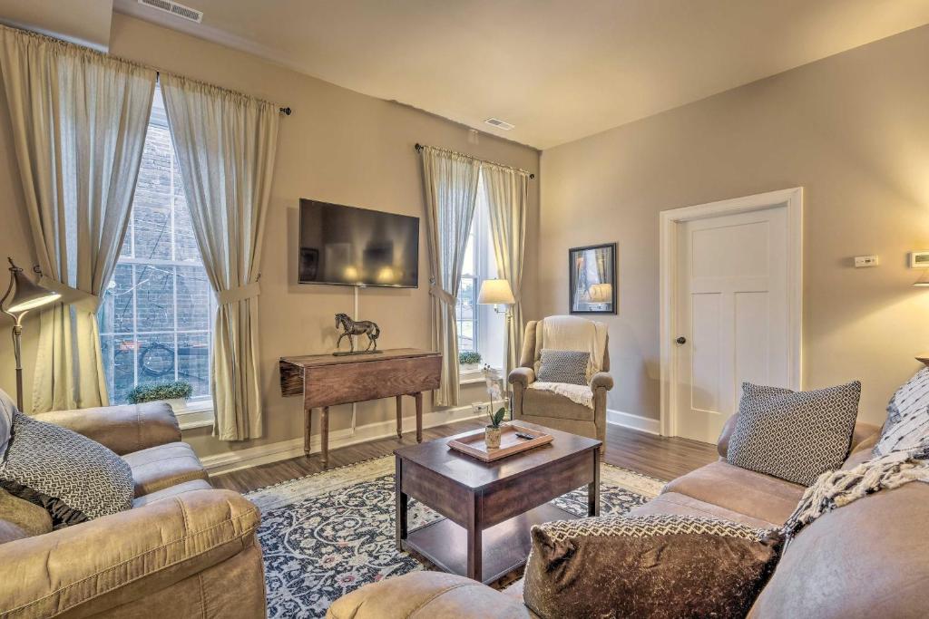 uma sala de estar com dois sofás e uma mesa em Quaint Apartment in Historic Georgetown! em Georgetown