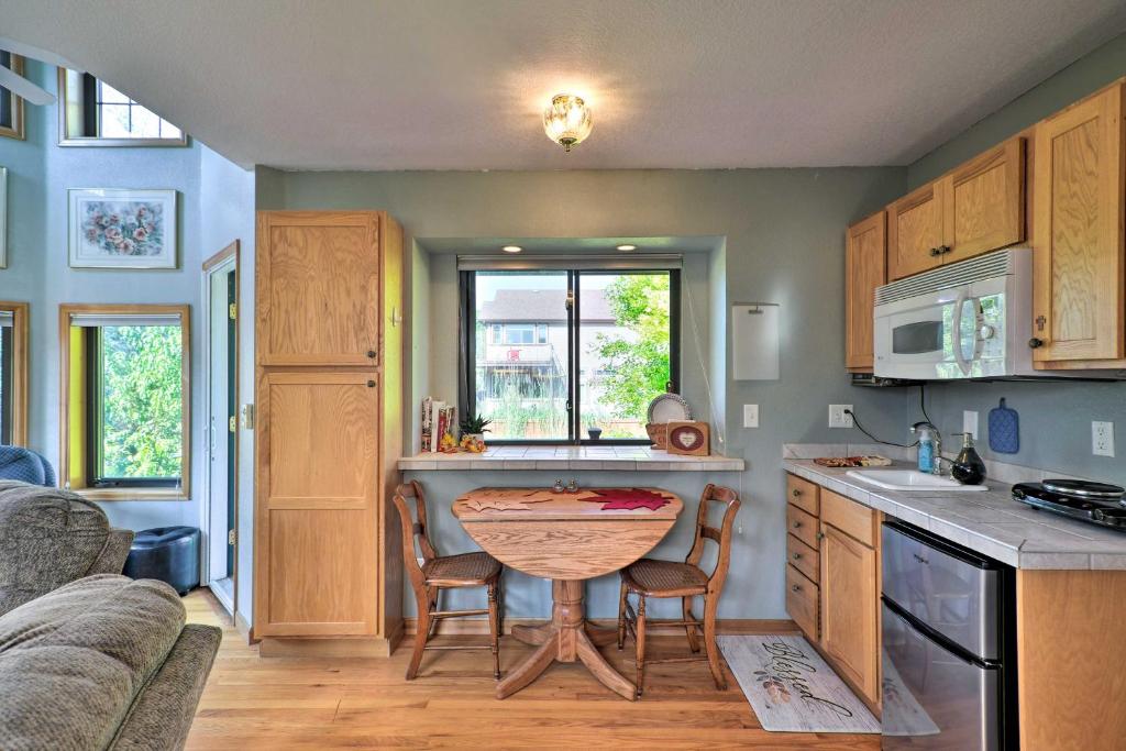 cocina con mesa y sillas en una habitación en Loveland Guest House with Balcony by Boyd Lake en Loveland