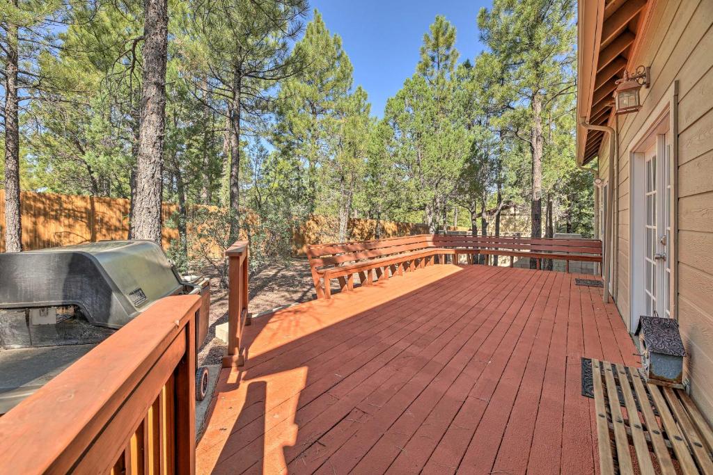 Fotografie z fotogalerie ubytování Less Than 2 Mi to Hikes and Shops Show Low Home with Deck v destinaci Show Low
