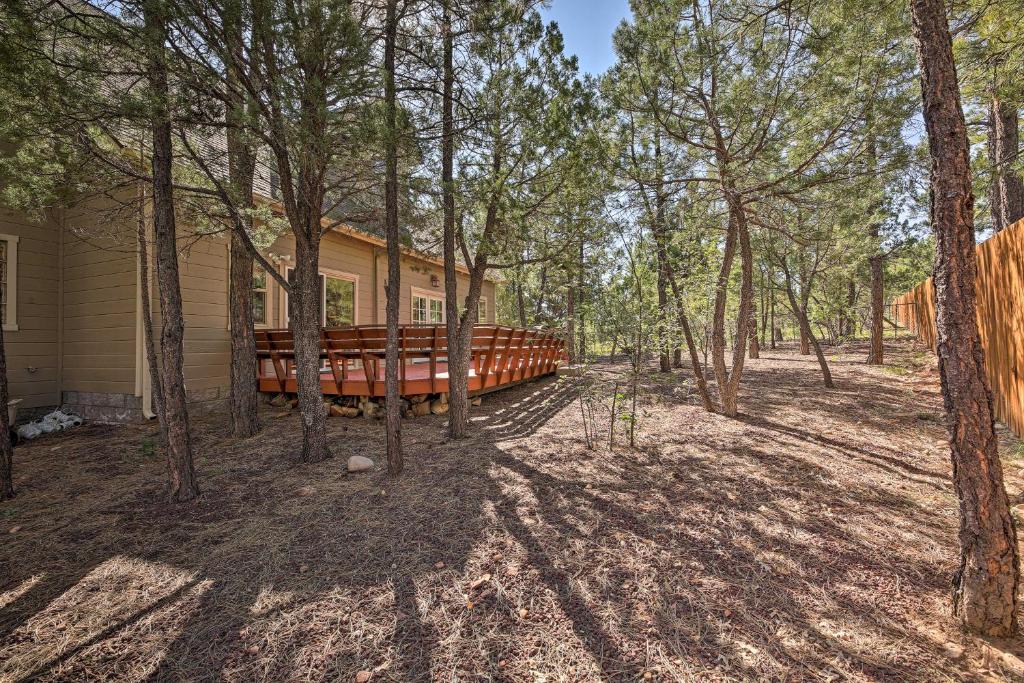 Fotografie z fotogalerie ubytování Less Than 2 Mi to Hikes and Shops Show Low Home with Deck v destinaci Show Low