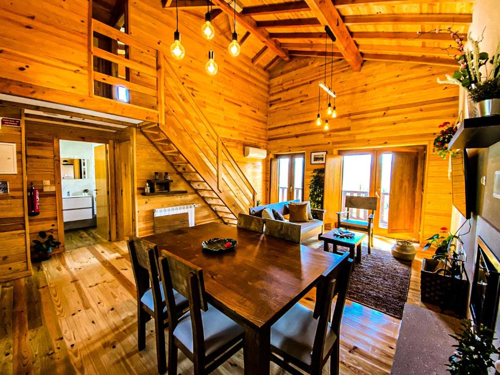 sala de estar con mesa de madera y sofá en Quinta OUTONO DOURADO en Montalegre