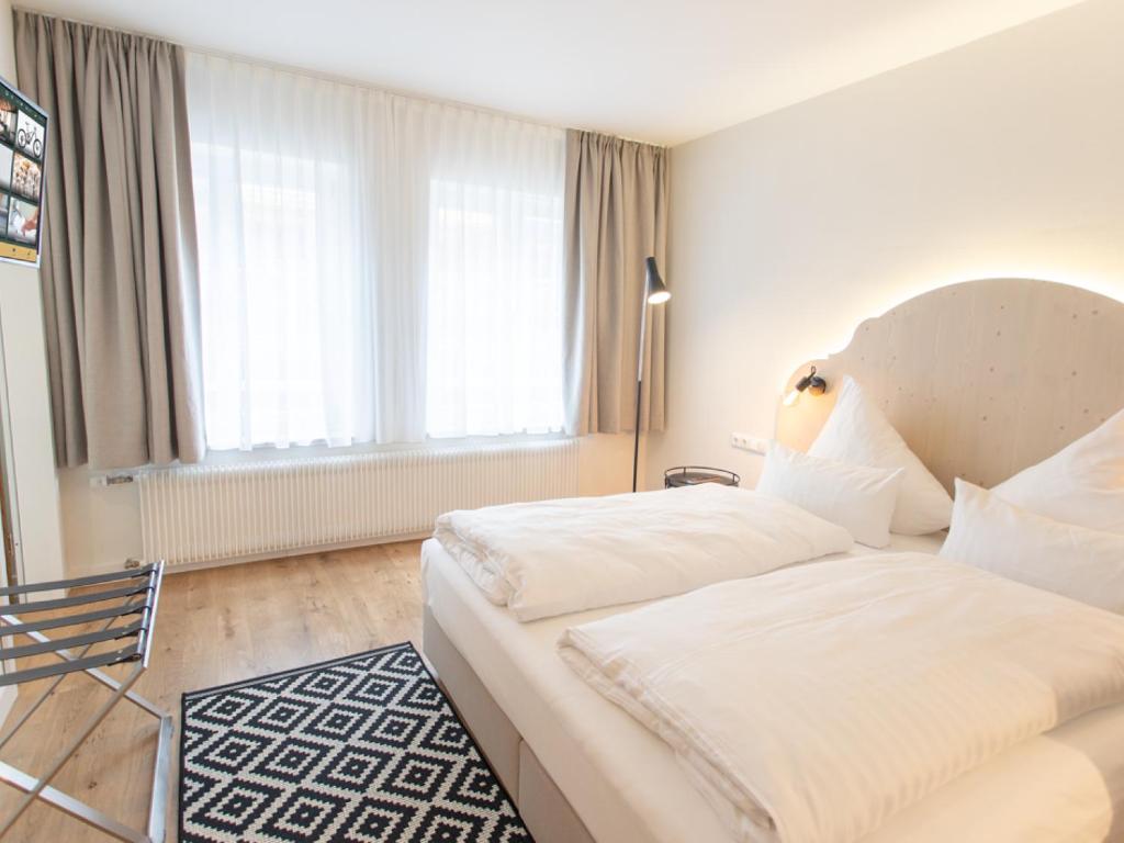 Postel nebo postele na pokoji v ubytování Hotel Tuchhaus