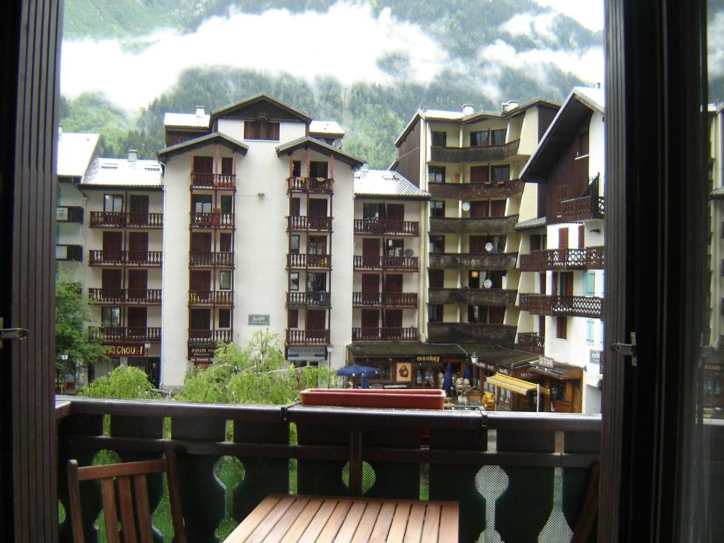 un balcon avec vue sur un grand bâtiment dans l'établissement Appartment Aiguille Du Midi, à Chamonix-Mont-Blanc
