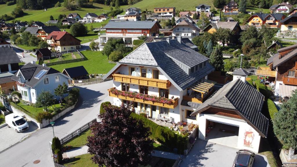 una vista aérea de una casa en un pueblo en Gästehaus Schwaiger en Sankt Michael im Lungau