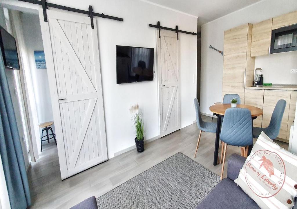 TV a/nebo společenská místnost v ubytování Marina Apartment by Dora
