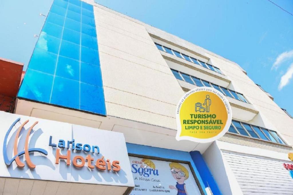 Un edificio con un cartel de hotel. en Larison Ji-Paraná by Easy Hotéis, en Ji-Paraná