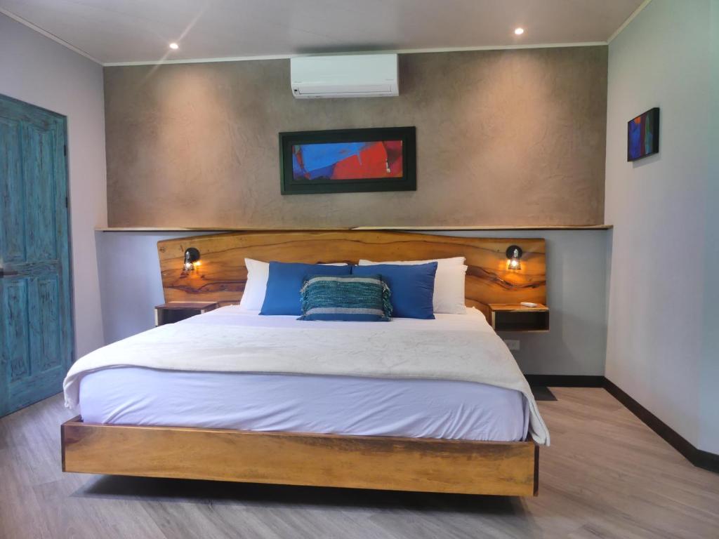 Postel nebo postele na pokoji v ubytování Hotel FAREMITI Uvita