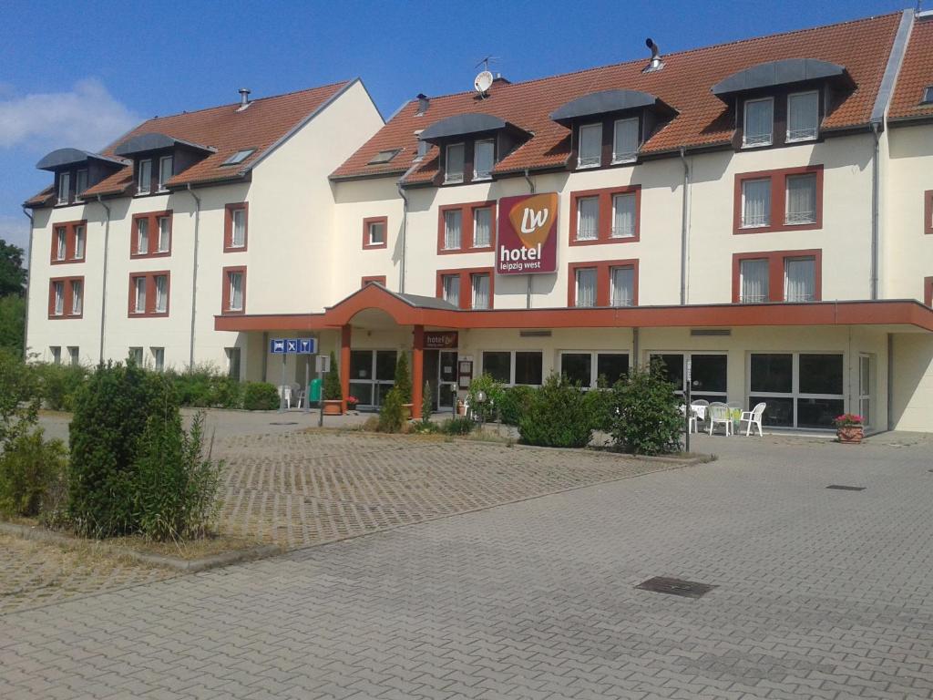 a hotel in the middle of a courtyard at REGIOHOTEL Leipzig West in Schkeuditz