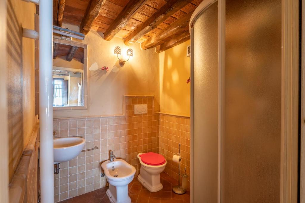 łazienka z toaletą i umywalką w obiekcie The Cottage in Casciana Terme w mieście Casciana Terme