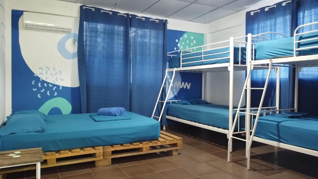 Una cama o camas en una habitación de Acuarela Hostal