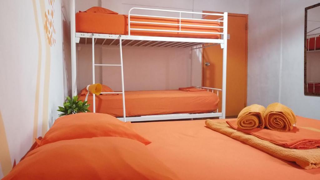 Una cama o camas en una habitación de Acuarela Hostal