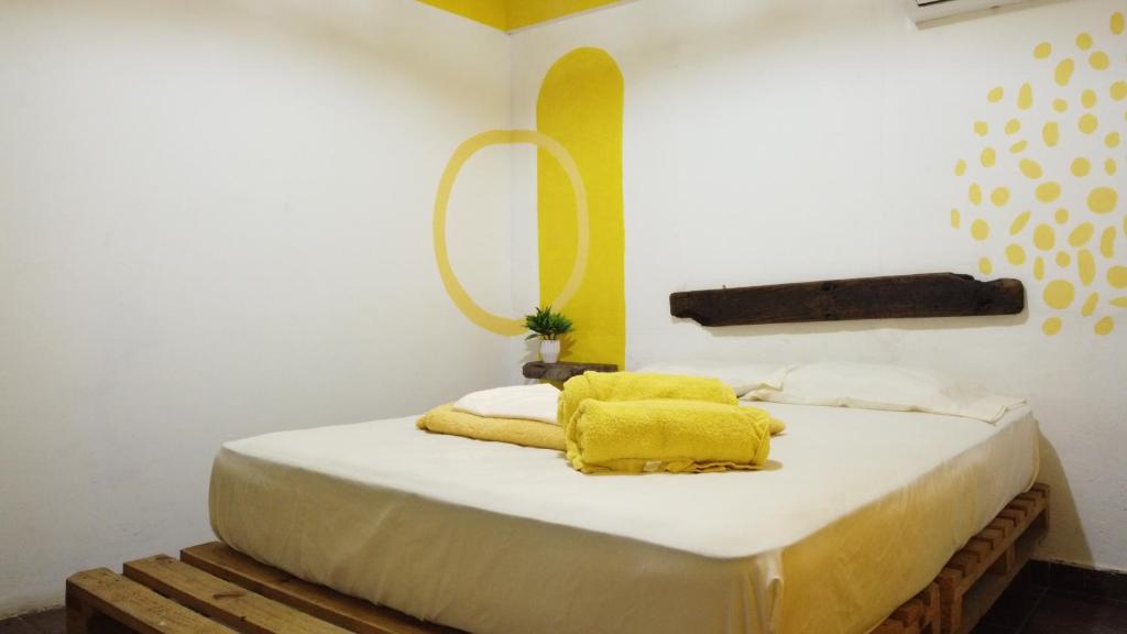 Una cama o camas en una habitación de Acuarela Hostal