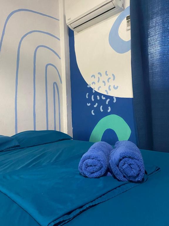 Una cama o camas en una habitación de Acuarela Hostal