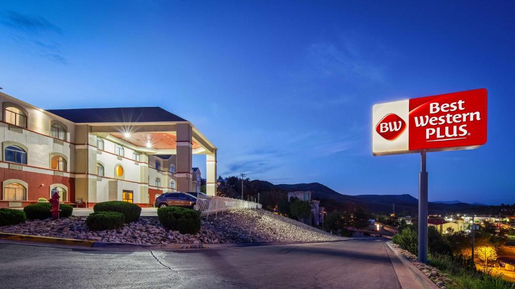 ein bestes westliches Plus-Schild vor einem Hotel in der Unterkunft Best Western Plus Ruidoso Inn in Ruidoso