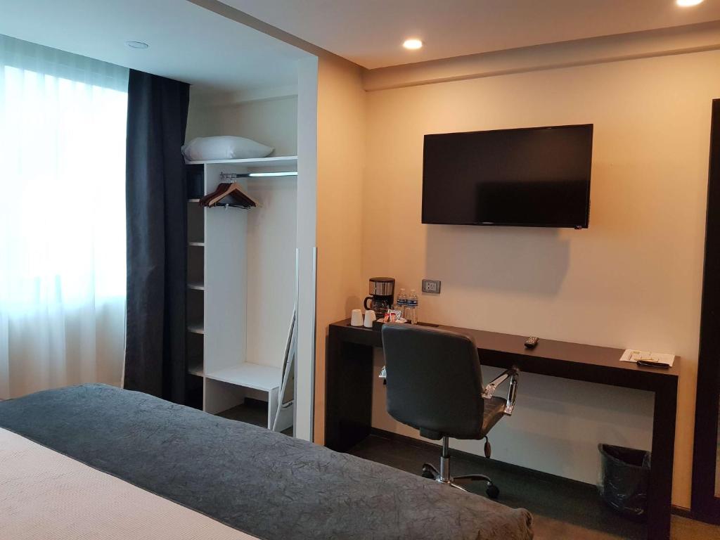 Una cama o camas en una habitación de Best Western Plus Metepec & Suites