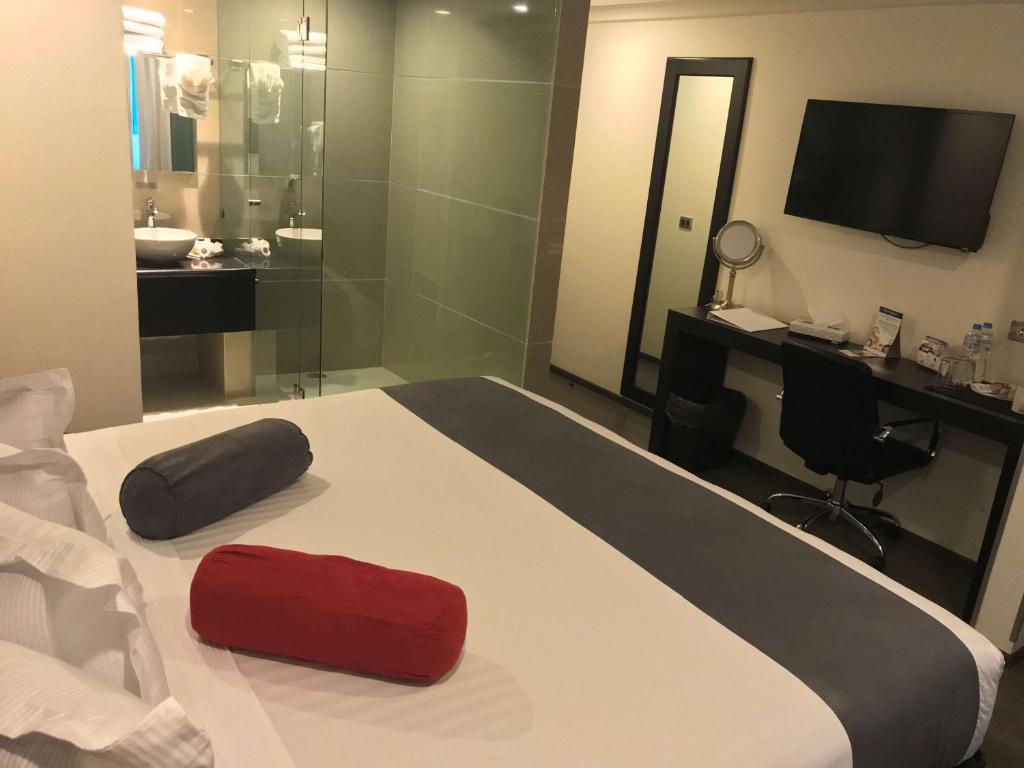 Una cama o camas en una habitación de Best Western Plus Metepec & Suites