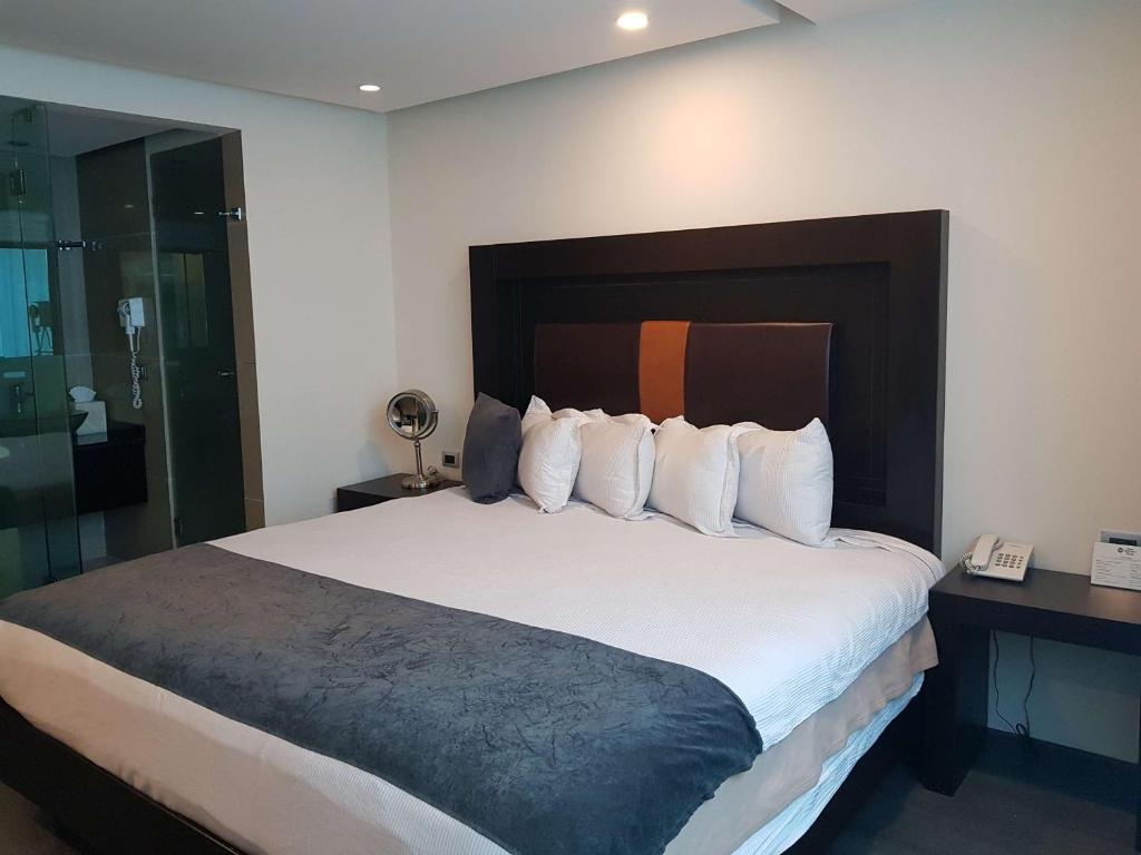 Una cama o camas en una habitación de Best Western Plus Metepec & Suites