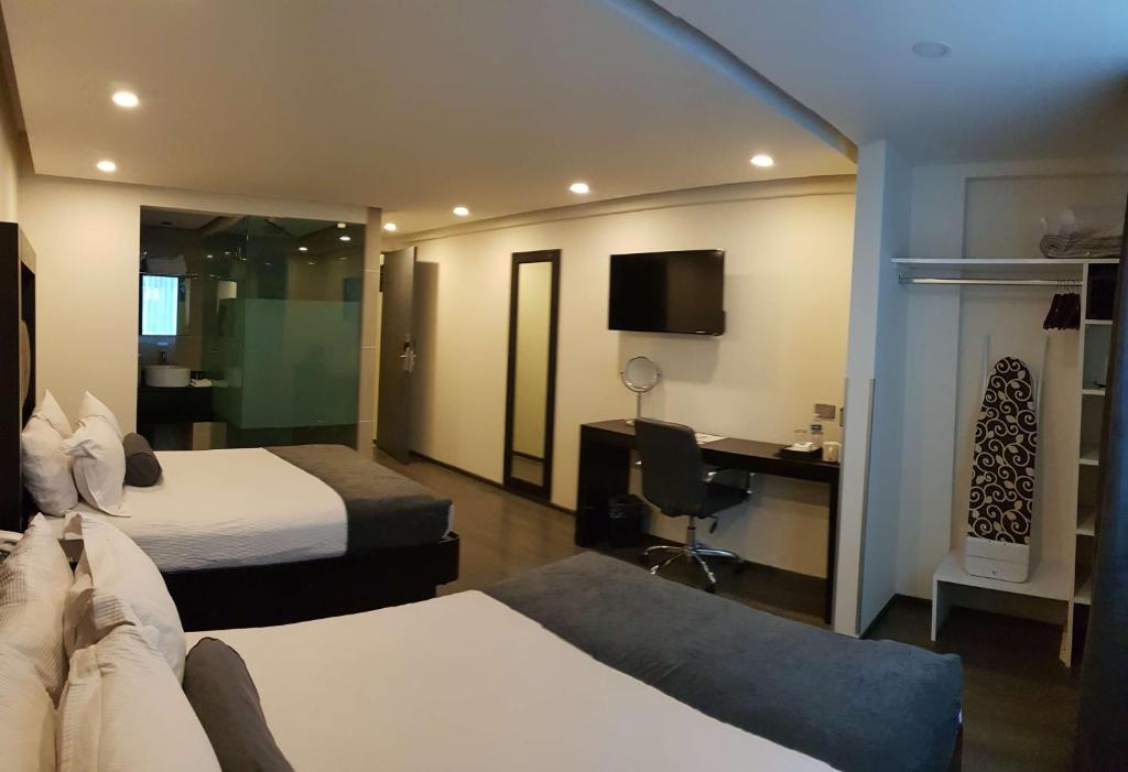 Una cama o camas en una habitación de Best Western Plus Metepec & Suites