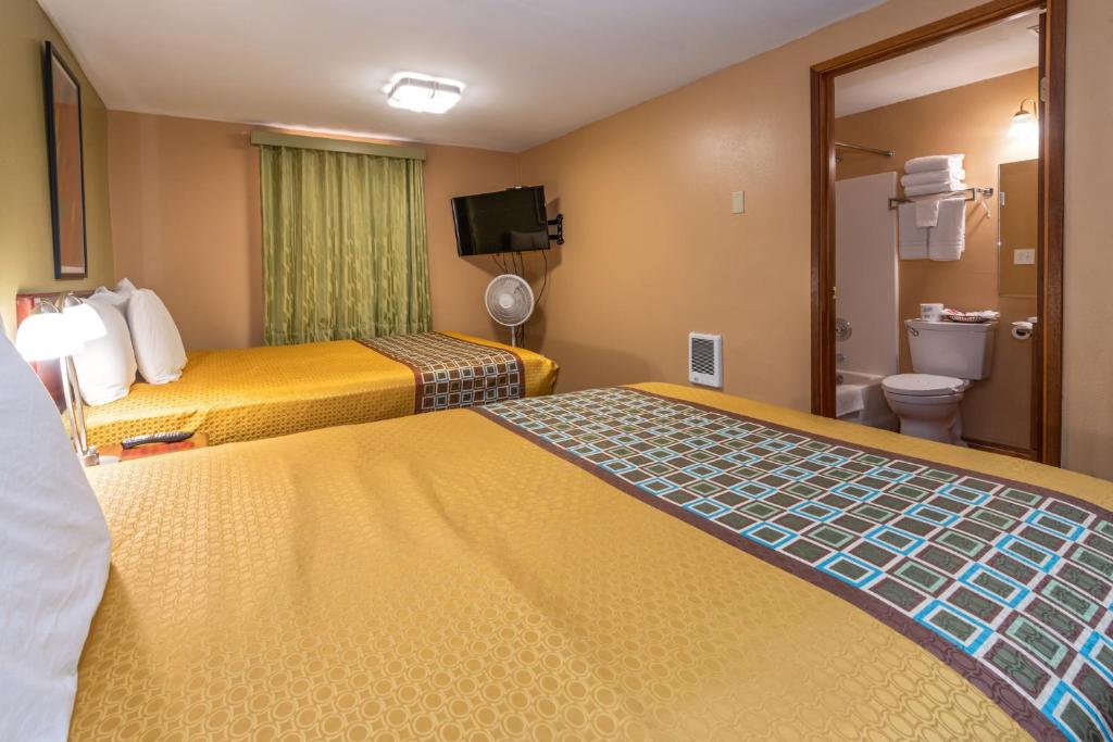 Postel nebo postele na pokoji v ubytování Far West Motel